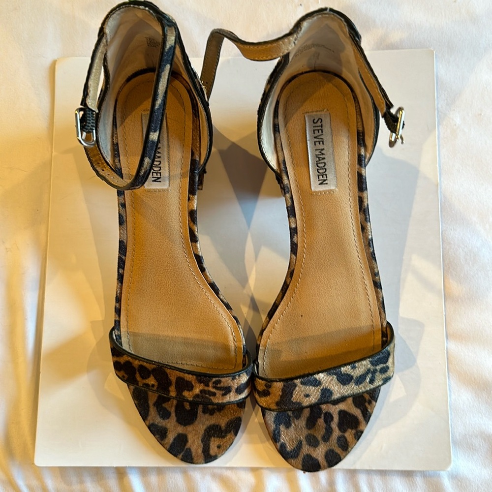 STEVE MADDEN Inca leopard print textured strappy heels floral appliqué size 6